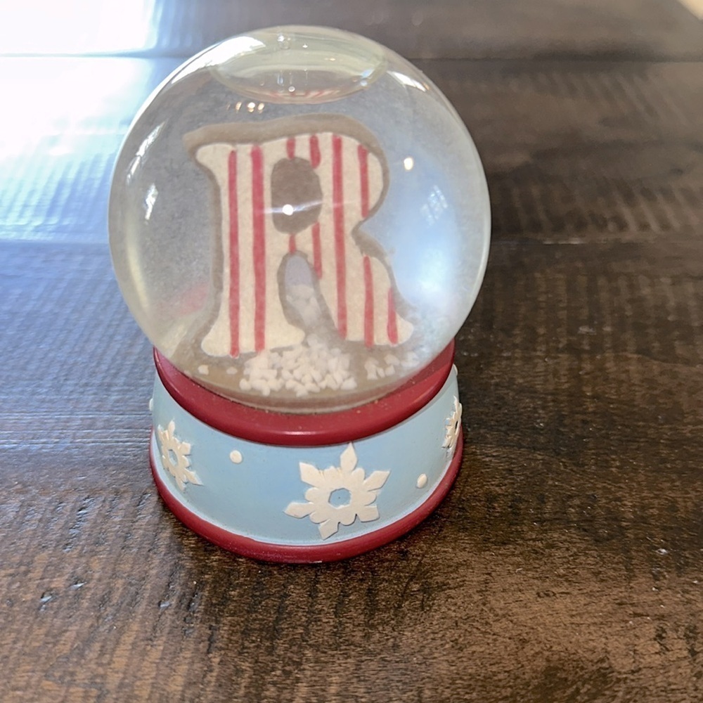 Miniature R initial Christmas snow globe - Picture 3 of 7
